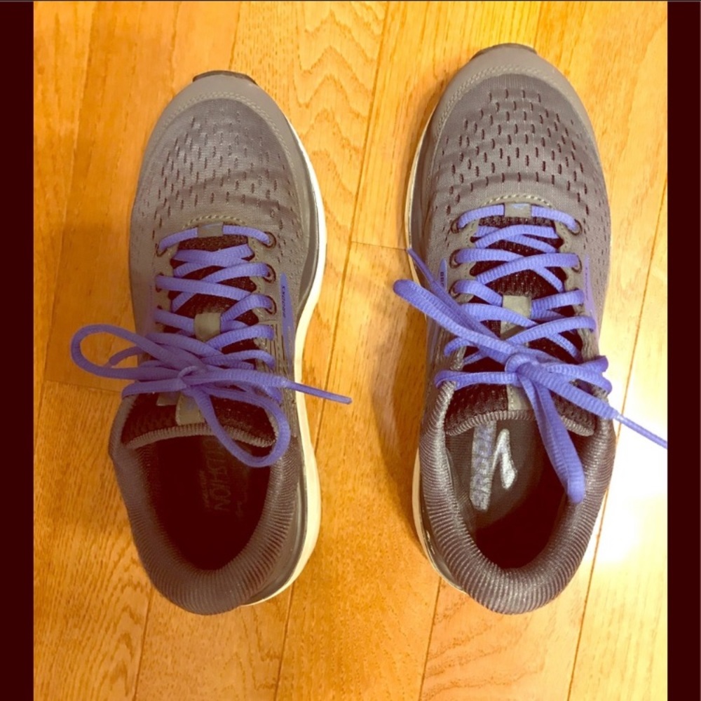 Brooks Dyad 10 Gray Sneakers Blue Trim Women’s Size 8.5M